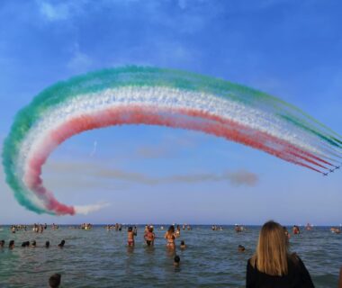 La guerra non è una giostra. Foto: Frecce Tricolore in the sky of Rimini.jpg - Wikimedia Commons (Author: Camilla Semprini)
