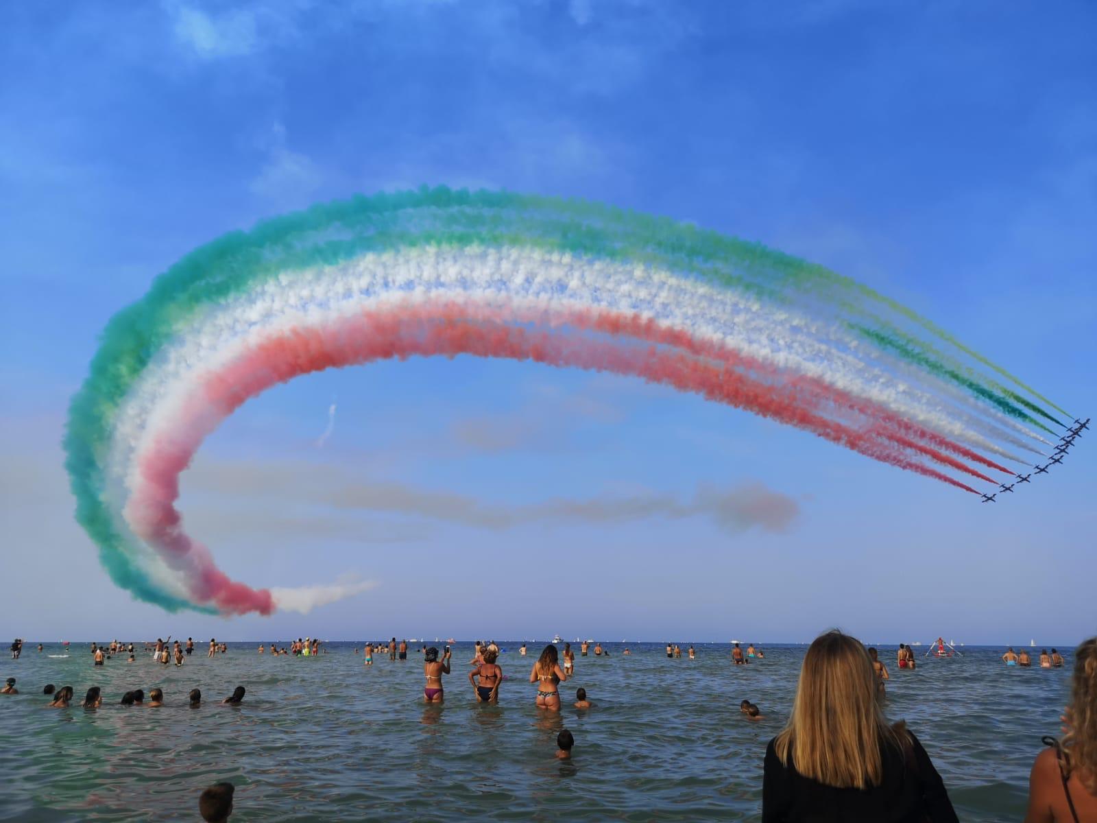 La guerra non è una giostra. Foto: Frecce Tricolore in the sky of Rimini.jpg - Wikimedia Commons (Author: Camilla Semprini)