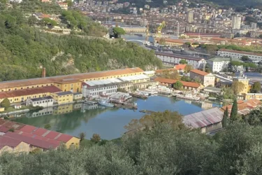 Base blu con un'ex fabbrica intorno