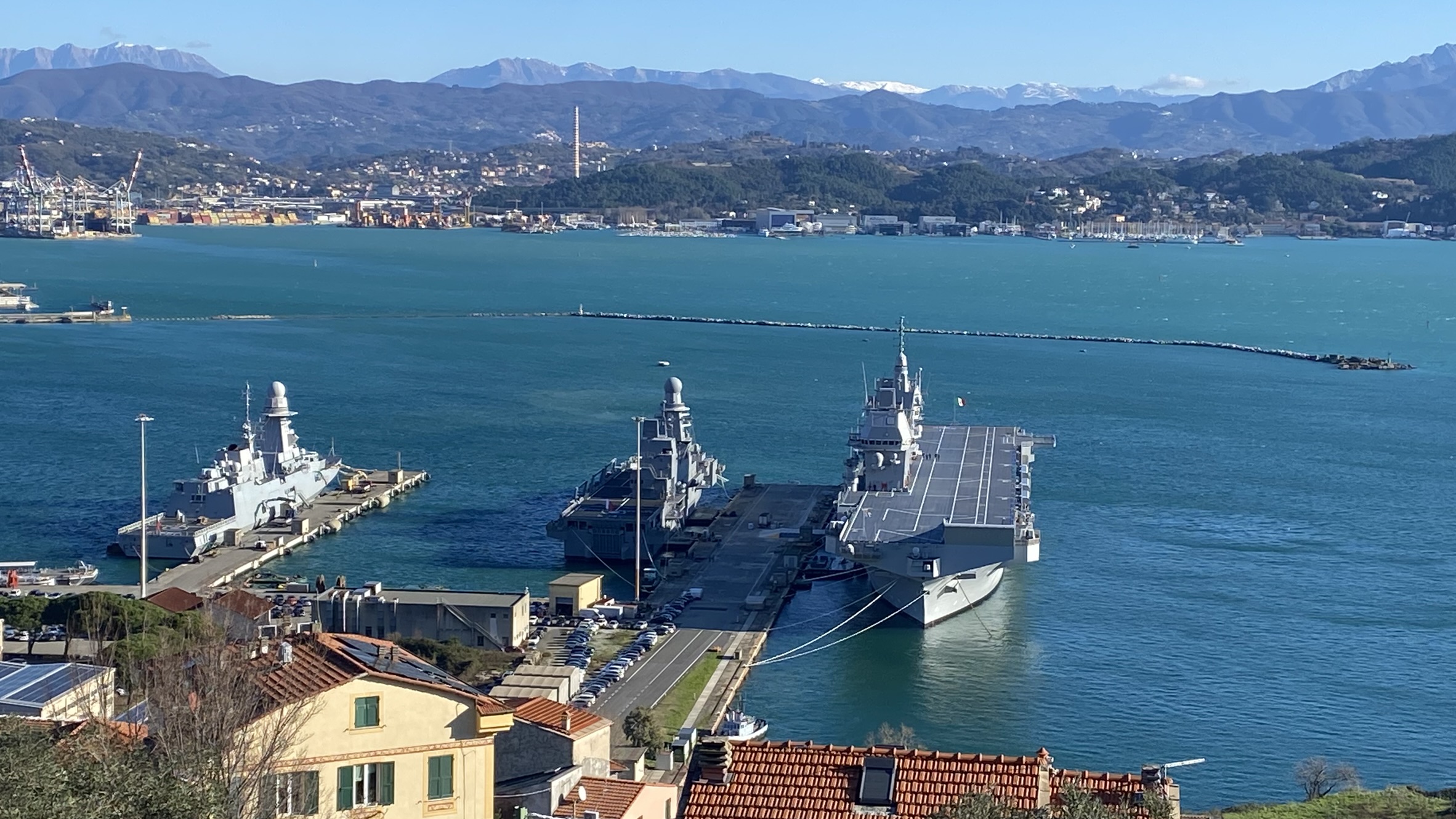 Sul ponte sventola bandiera qatariota
